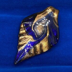 💛 Hand Blown Glass Leaf Pendant